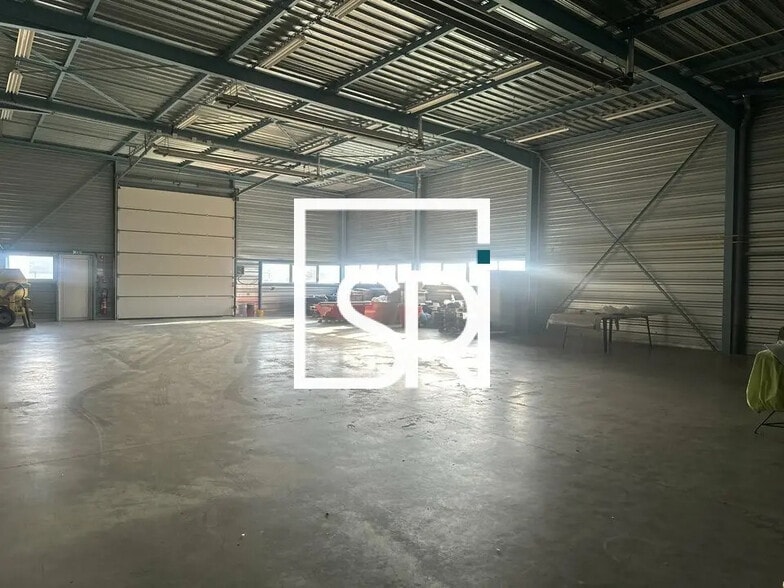 Industriel/Logistique dans Creuzier-le-Neuf à louer - Photo de l’immeuble – Image 2 sur 11