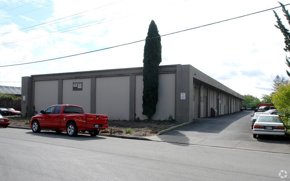 1308 Dynamic St, Petaluma, CA à louer - Photo de l’immeuble – Image 2 sur 9