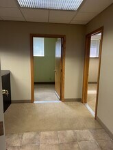 2040 Douglas Dr N, Golden Valley, MN à louer Photo intérieure– Image 2 sur 4