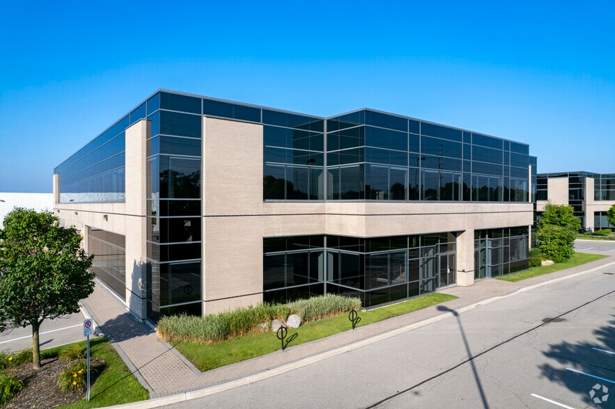 2295 Bristol Cir, Oakville, ON à louer - Photo de l’immeuble – Image 2 sur 8