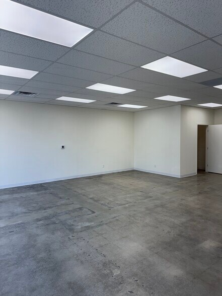 21317 Devonshire St, Chatsworth, CA à louer - Photo de l’immeuble – Image 2 sur 4
