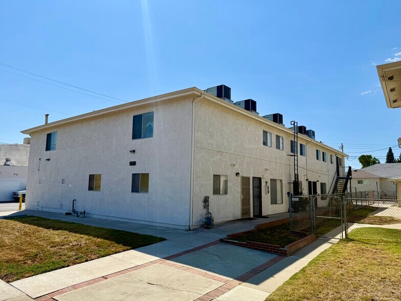 123 Orange Grove Ave, San Fernando, CA à vendre - Photo de l’immeuble – Image 2 sur 8