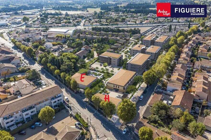 Local commercial dans Sénas à vendre - Photo de l’immeuble – Image 1 sur 11