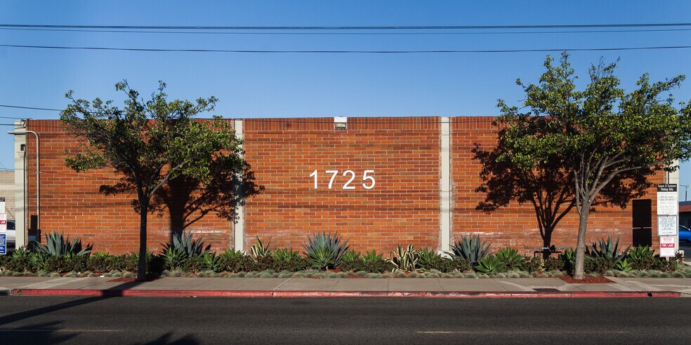 1725 Monrovia Ave, Costa Mesa, CA à louer - Photo de l’immeuble – Image 3 sur 5