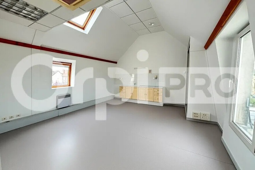 Local d’activités dans Compiègne à louer - Photo de l’immeuble – Image 3 sur 10