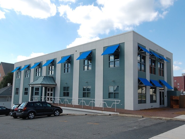 206 N Spruce St, Winston-Salem, NC à vendre - Photo principale – Image 1 sur 8