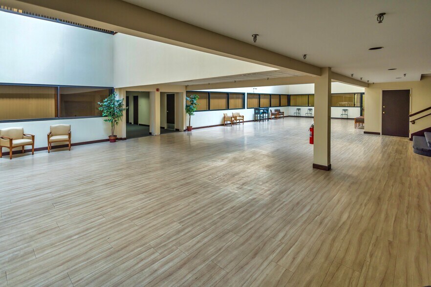 161 S Lincolnway, North Aurora, IL à louer - Photo intérieure – Image 2 sur 4