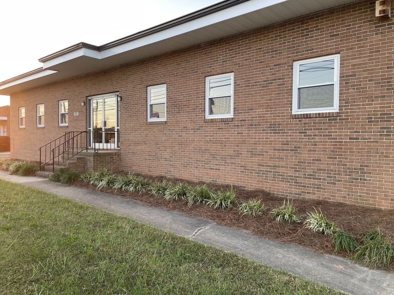 132-144 Industrial Ave, Greensboro, NC à louer - Photo de l’immeuble – Image 2 sur 11