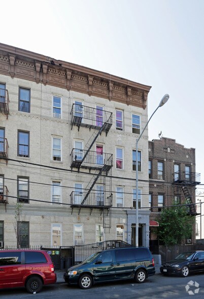 2048 Mapes Ave, Bronx, NY à vendre - Photo de l’immeuble – Image 3 sur 5