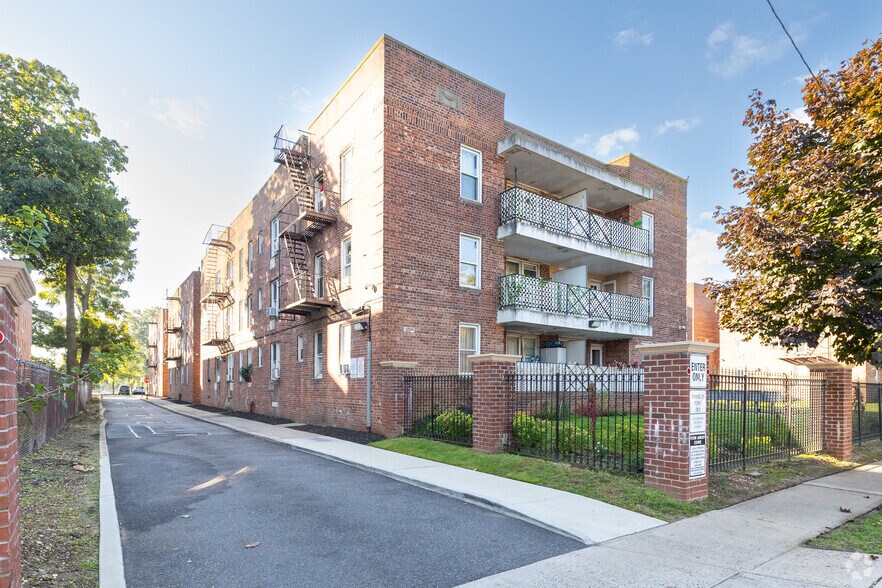 100 Jerusalem Ave, Hempstead, NY à vendre - Photo de l’immeuble – Image 2 sur 7