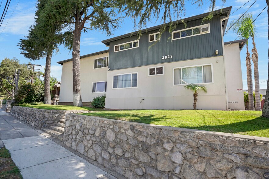 3822 Sunset Ave, Montrose, CA à vendre - Photo de l’immeuble – Image 2 sur 27