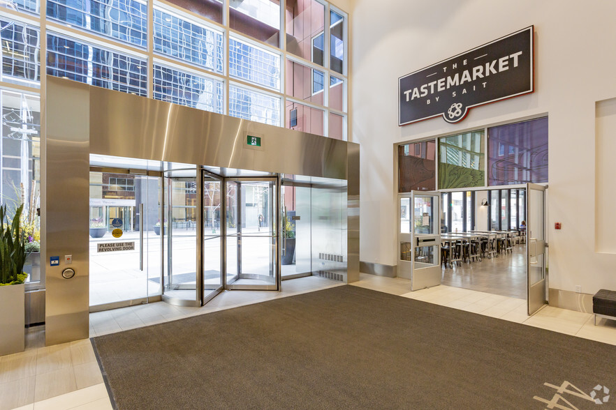 444 7th Ave SW, Calgary, AB à louer - Hall d’entrée – Image 2 sur 9
