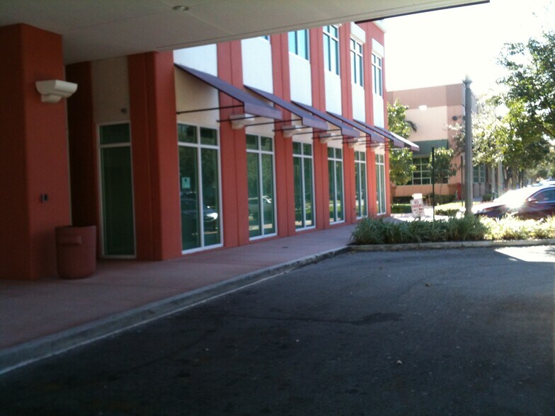 8501 SW 124th Ave, Miami, FL à louer - Photo de l’immeuble – Image 3 sur 26