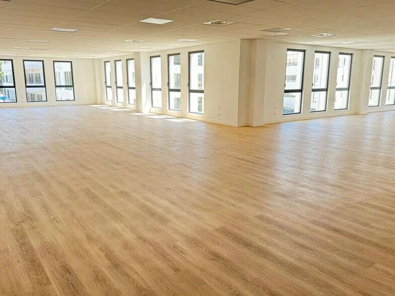 Bureau dans Aubagne à louer - Photo de l’immeuble – Image 2 sur 9