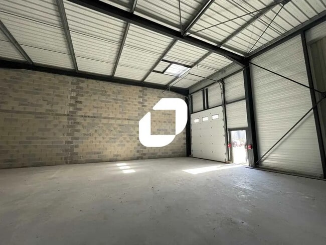 Plus de détails pour Local d'activités à louer