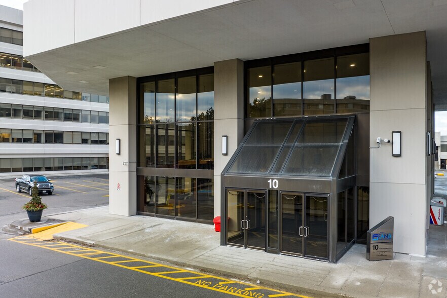 10 Four Seasons Pl, Toronto, ON à louer - Photo de l’immeuble – Image 3 sur 5