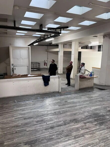 Local commercial dans Paris à louer - Photo de l’immeuble – Image 3 sur 8