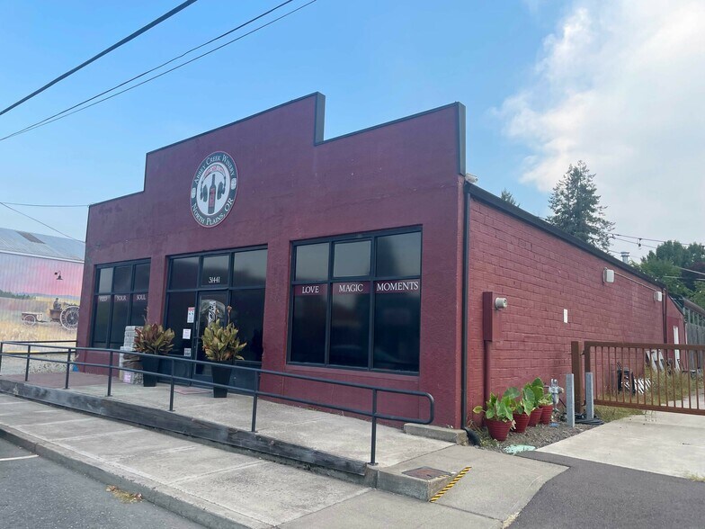 31441 NW Commercial St, North Plains, OR à vendre - Photo de l’immeuble – Image 3 sur 9