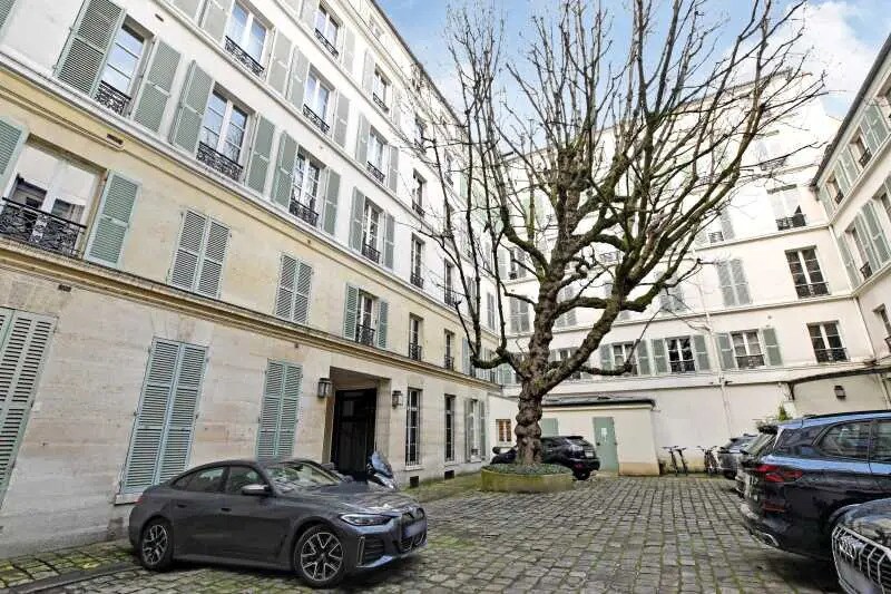 Immeuble residentiel dans Paris à vendre - Photo de l’immeuble – Image 2 sur 2