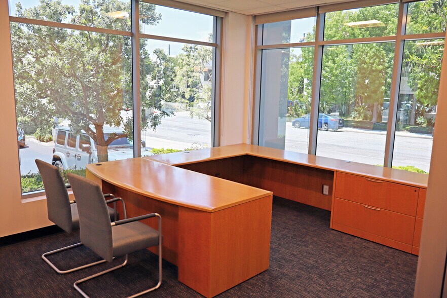 20322 SW Acacia St, Newport Beach, CA à vendre - Photo de l’immeuble – Image 3 sur 10