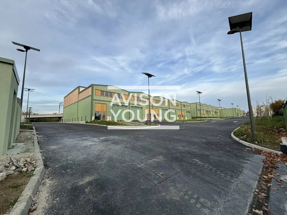 Local d’activités dans Stains à louer Photo de l’immeuble– Image 1 sur 5