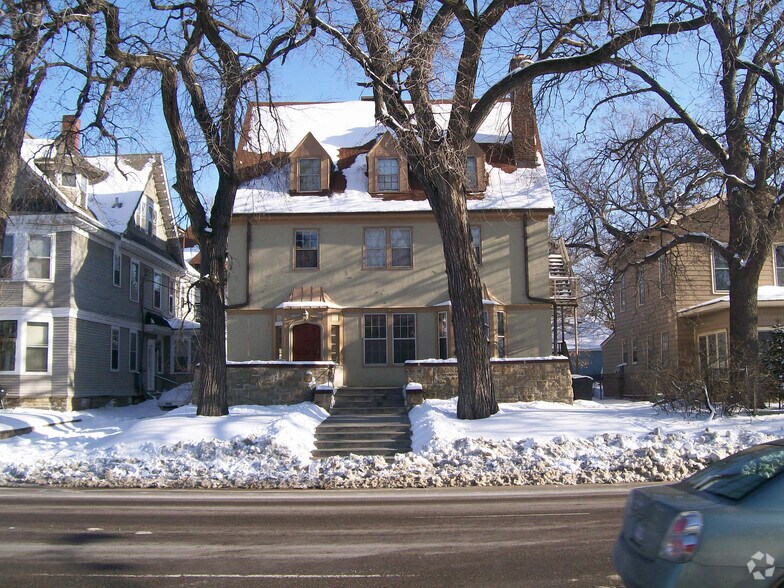 1009 University Ave SE, Minneapolis, MN à vendre - Photo de l’immeuble – Image 3 sur 4