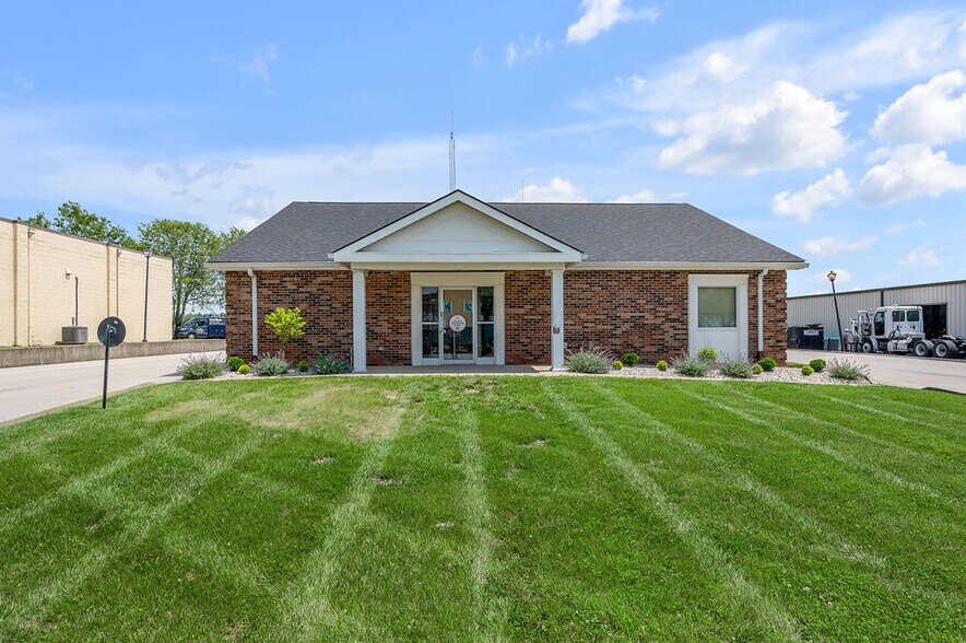 250 Crossfield Dr, Versailles, KY à vendre - Photo de l’immeuble – Image 1 sur 48