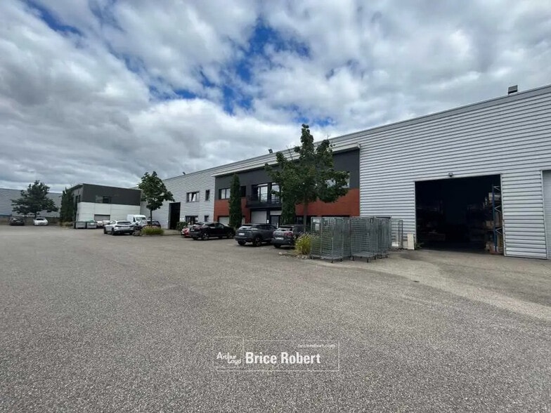 Bureau dans Décines-Charpieu à louer - Photo de l’immeuble – Image 1 sur 6