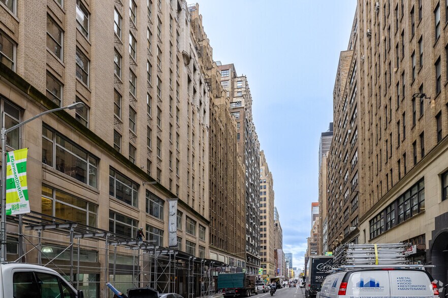 260 W 39th St, New York, NY à louer - Photo de l’immeuble – Image 2 sur 8