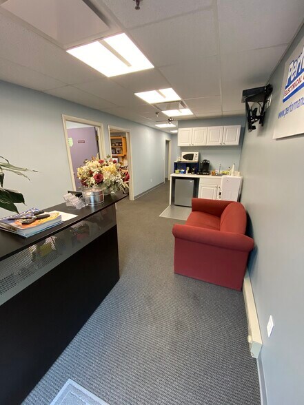275 Centre St, Holbrook, MA à louer - Photo de l’immeuble – Image 2 sur 18