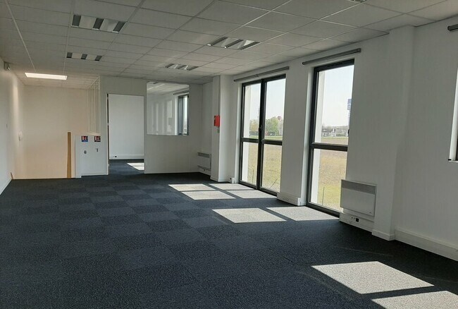 Plus de détails pour Bureau, Local d'activités à louer