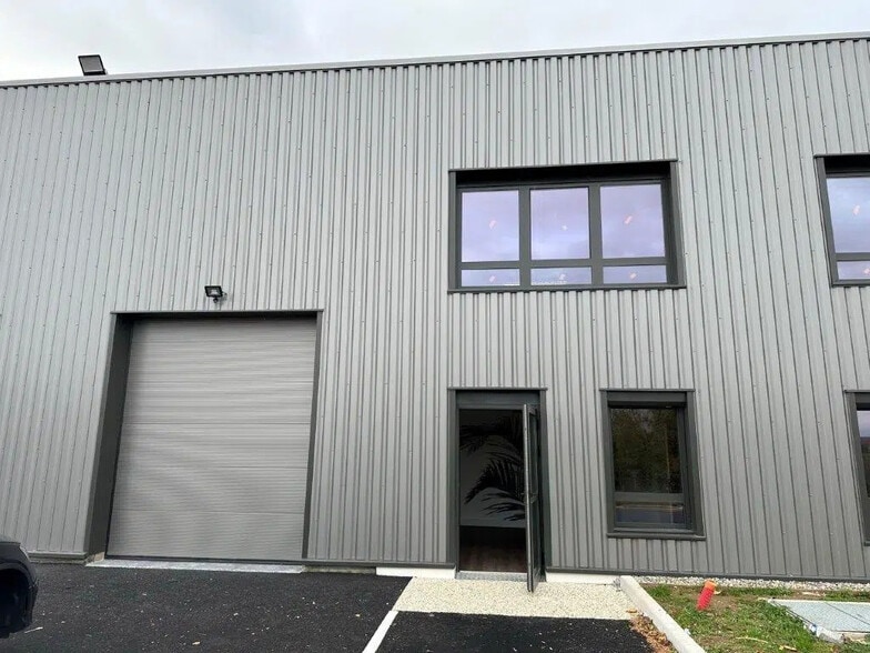 Local d'activités dans Bourgoin-Jallieu à vendre - Photo de l’immeuble – Image 2 sur 7