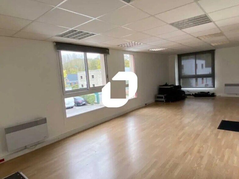Bureau dans Étréchy à louer - Photo de l’immeuble – Image 1 sur 2
