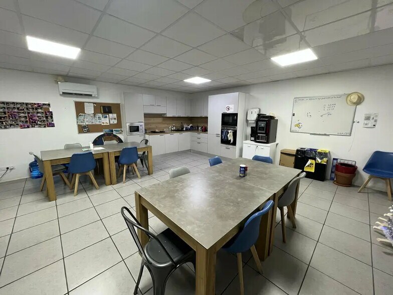 Local d’activités dans Valence à louer - Photo de l’immeuble – Image 1 sur 7