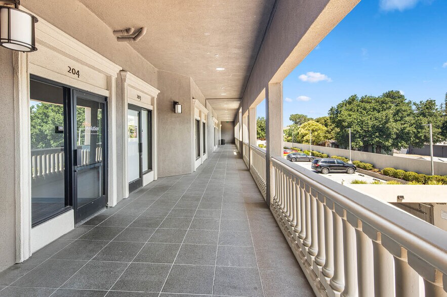 16185 Los Gatos Blvd, Los Gatos, CA à vendre - Photo de l’immeuble – Image 2 sur 6