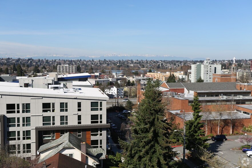 6717 Roosevelt Way NE, Seattle, WA à louer - Photo de l’immeuble – Image 3 sur 14