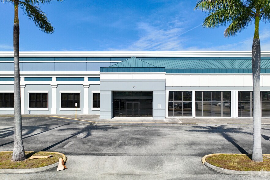 1313 NW 167th St, Miami, FL à louer - Photo de l’immeuble – Image 2 sur 18