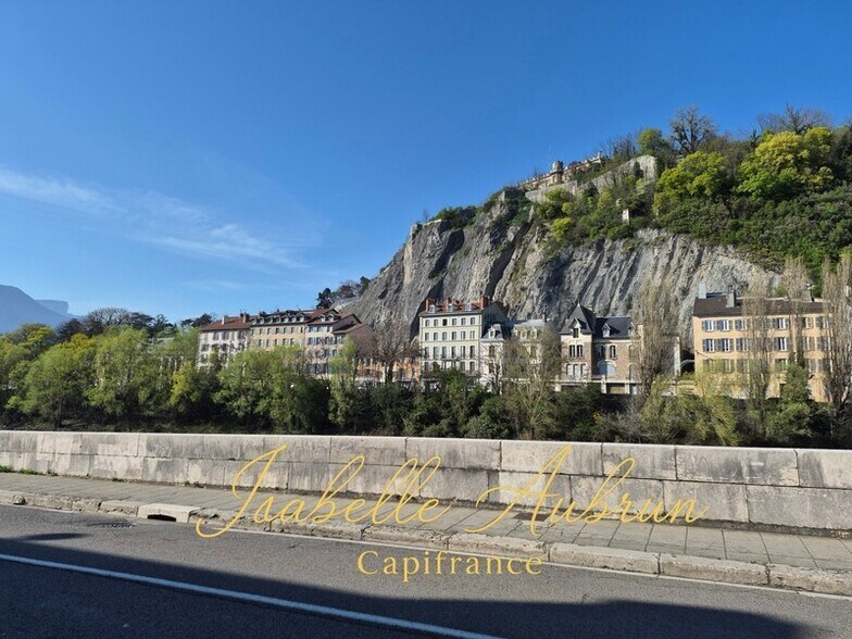 Local commercial dans Grenoble à louer - Photo de l’immeuble – Image 2 sur 9