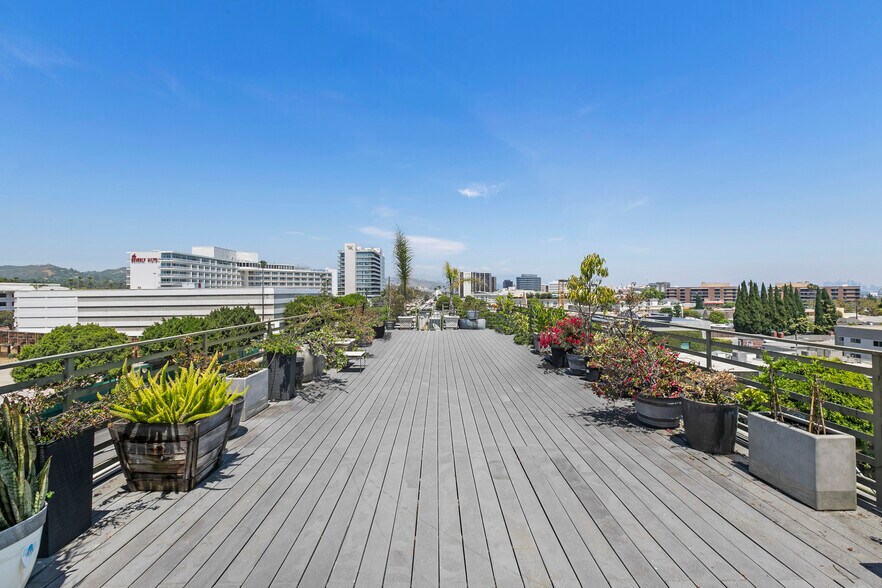 9975 Santa Monica Blvd, Beverly Hills, CA à louer - Photo de l’immeuble – Image 3 sur 5