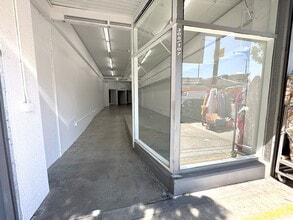 305 E 9th St, Los Angeles, CA à louer Photo de l’immeuble– Image 2 sur 10