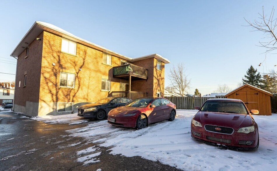 176 Nassau St, Oshawa, ON à vendre - Photo de l’immeuble – Image 3 sur 3