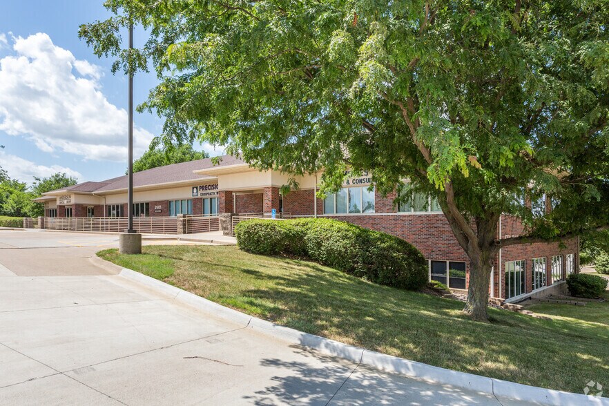 2501 Westown Pky, West Des Moines, IA à louer - Photo de l’immeuble – Image 2 sur 3