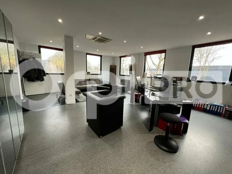 Bureau dans Grigny à vendre - Photo de l’immeuble – Image 1 sur 7