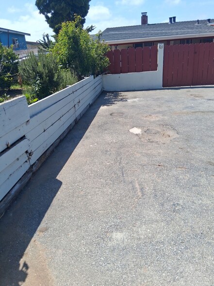2085 Park Pl, Seaside, CA à louer - Photo de l’immeuble – Image 3 sur 4