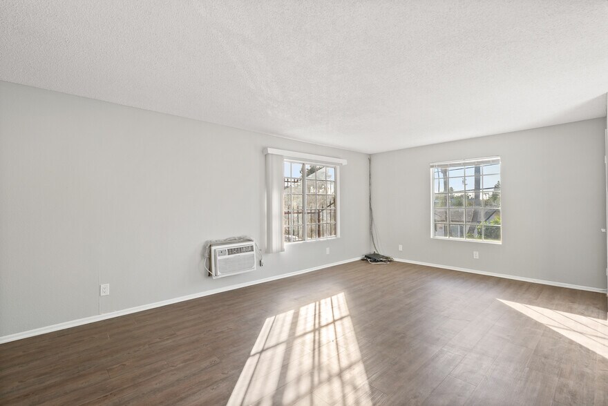 1515 N Dresser St, Santa Ana, CA à vendre - Photo de l’immeuble – Image 2 sur 34