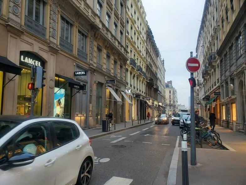 Local commercial dans Lyon à louer - Photo de l’immeuble – Image 1 sur 2