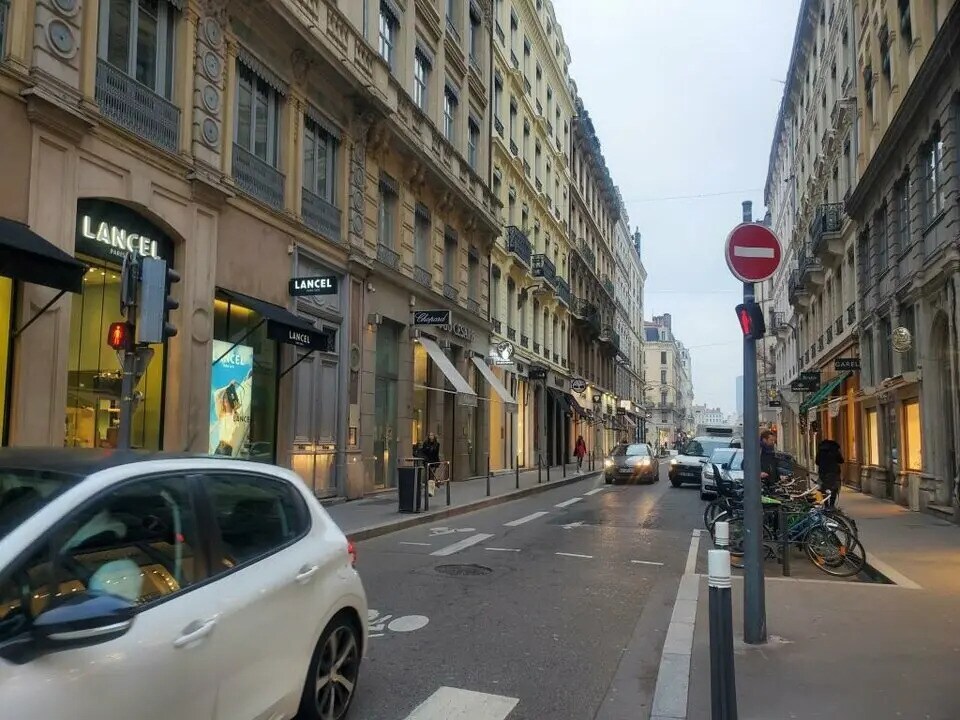 Local commercial dans Lyon à louer Photo de l’immeuble– Image 1 sur 3