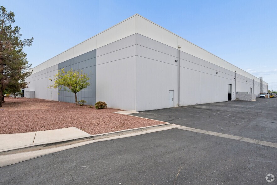 4171 Distribution Cir, North Las Vegas, NV à louer - Photo de l’immeuble – Image 3 sur 12