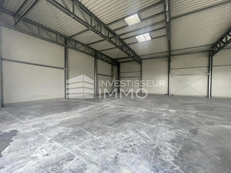 Local d'activités dans Le Coudray-Montceaux à vendre - Photo de l’immeuble – Image 2 sur 3