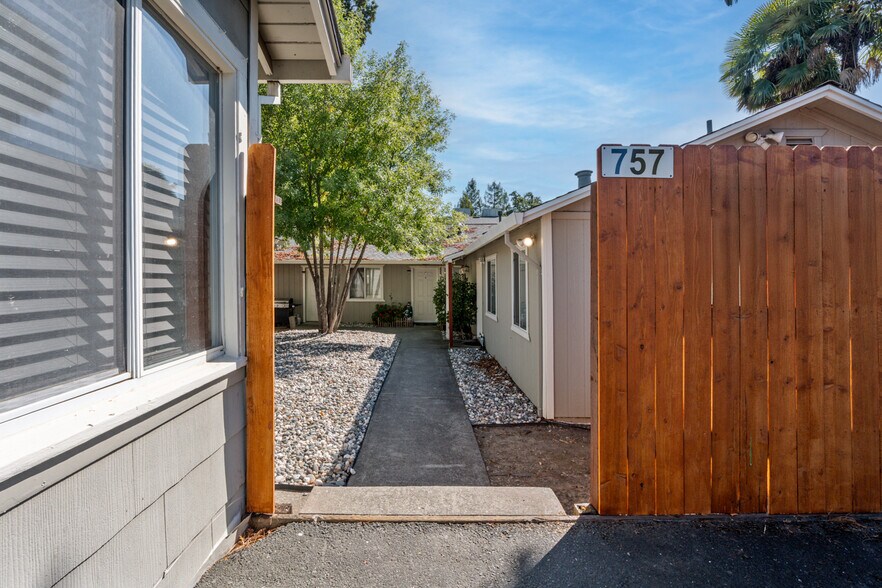 757 Waugh Ln, Ukiah, CA à vendre - Photo de l’immeuble – Image 2 sur 10